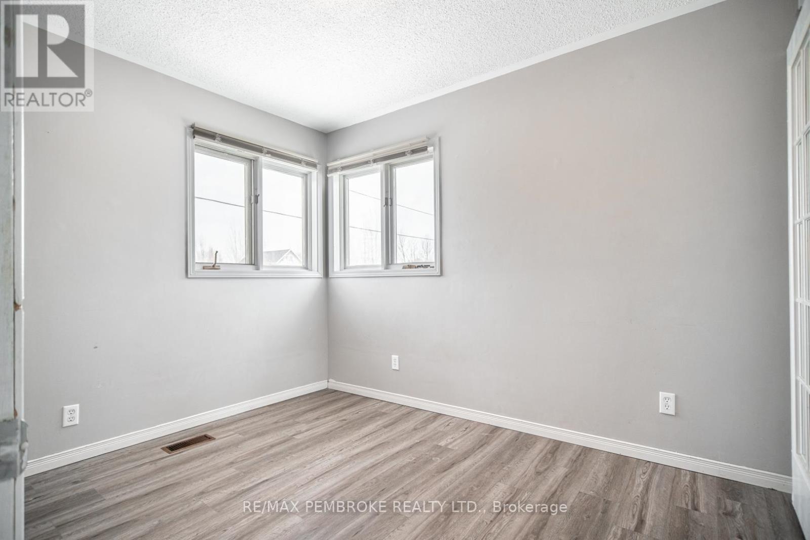 35 Mohns Avenue, Petawawa, Ontario  K8H 2G7 - Photo 15 - X12948184