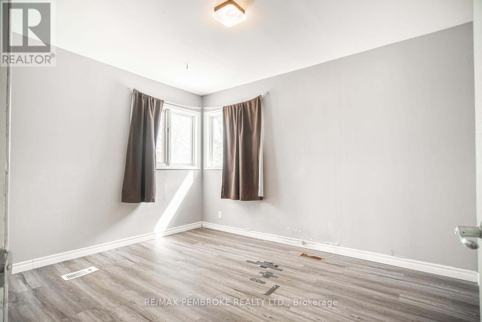 35 Mohns Avenue, Petawawa, Ontario  K8H 2G7 - Photo 17 - X12948184