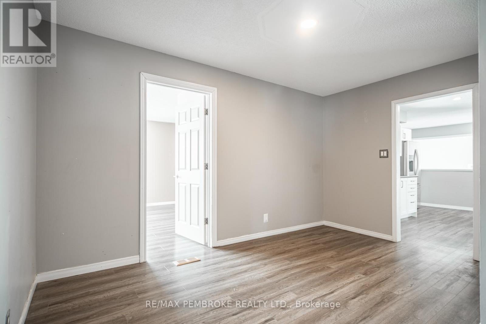 35 Mohns Avenue, Petawawa, Ontario  K8H 2G7 - Photo 19 - X12948184