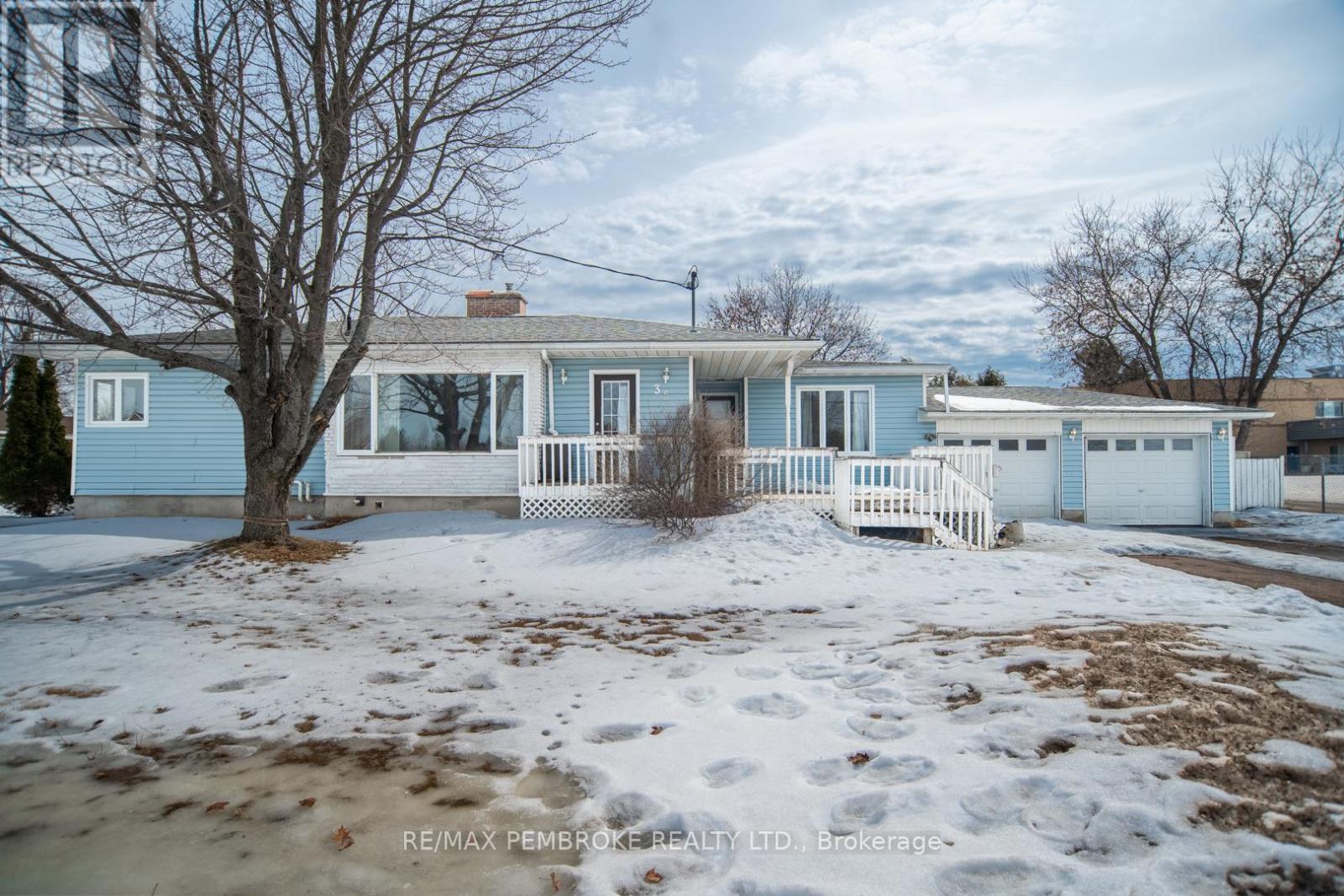 35 Mohns Avenue, Petawawa, Ontario  K8H 2G7 - Photo 2 - X12948184