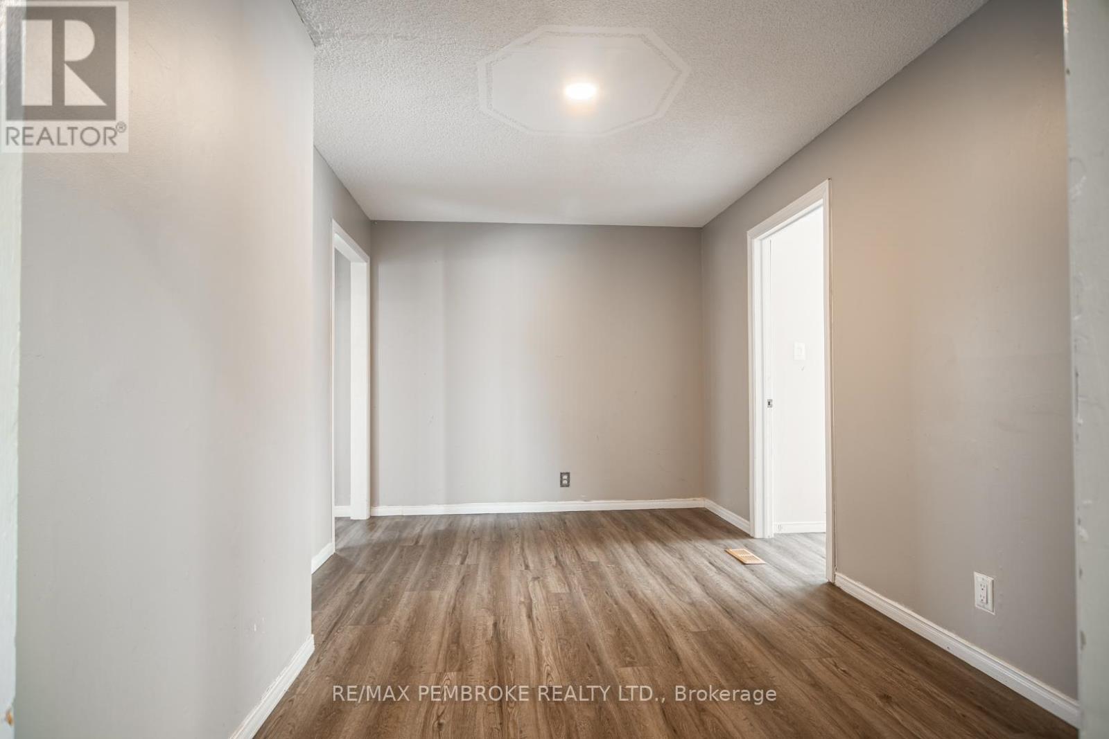 35 Mohns Avenue, Petawawa, Ontario  K8H 2G7 - Photo 20 - X12948184