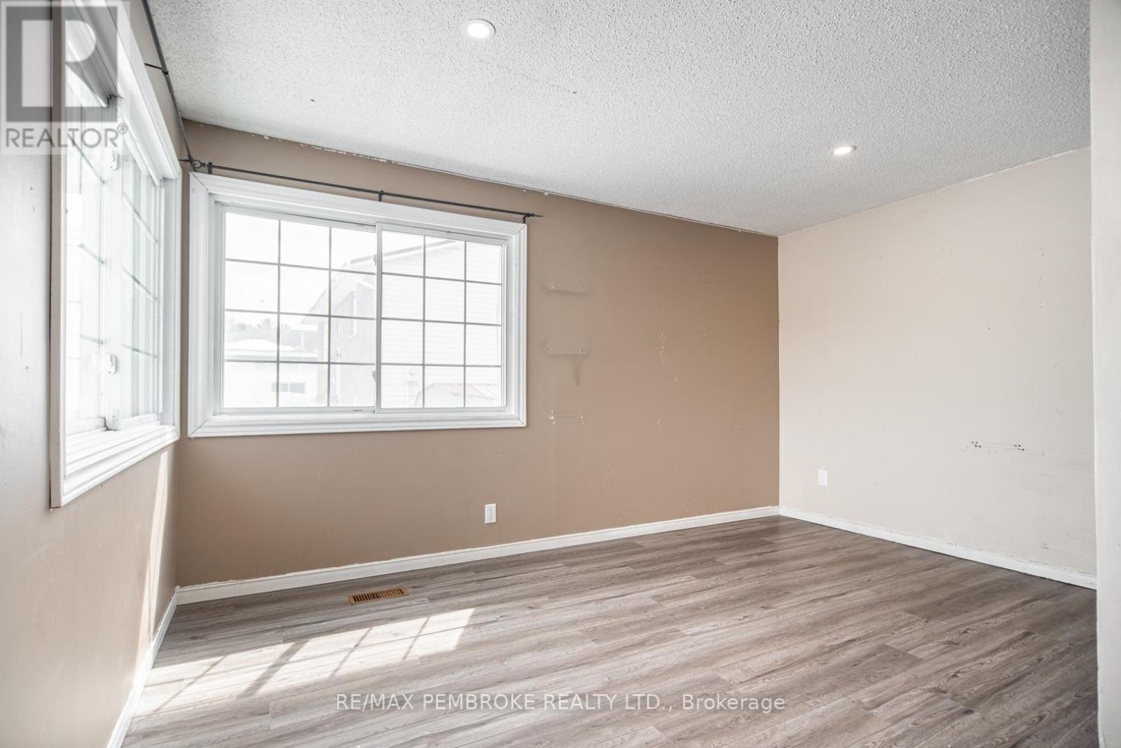 35 Mohns Avenue, Petawawa, Ontario  K8H 2G7 - Photo 21 - X12948184