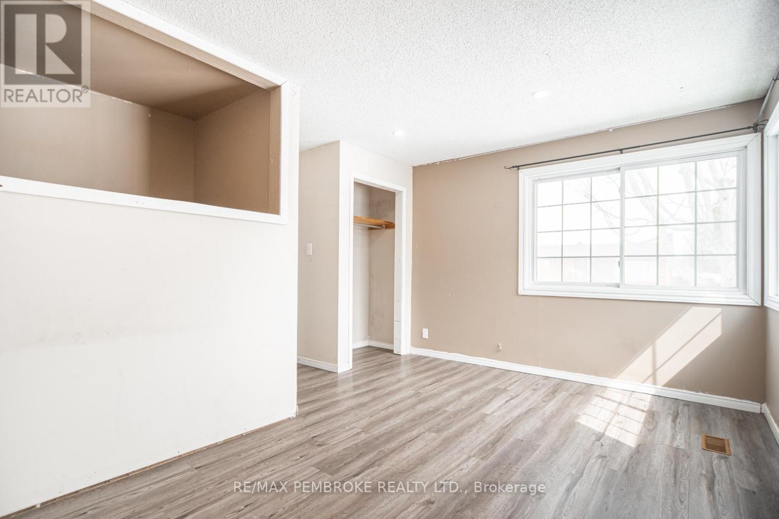 35 Mohns Avenue, Petawawa, Ontario  K8H 2G7 - Photo 22 - X12948184