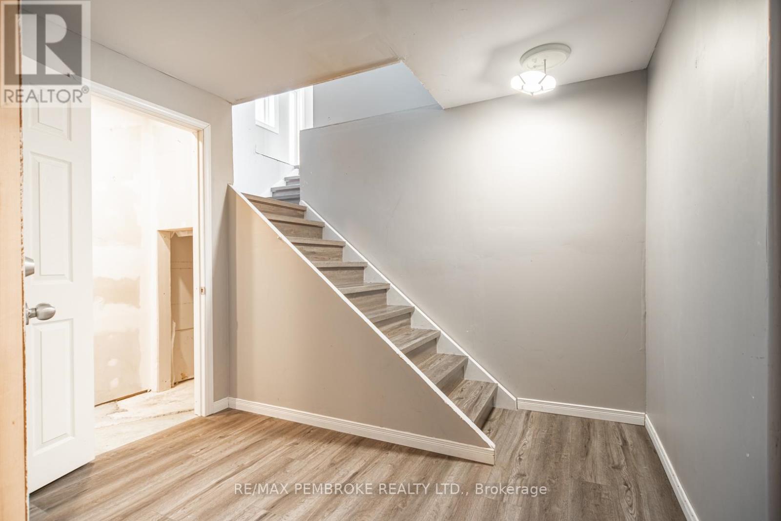 35 Mohns Avenue, Petawawa, Ontario  K8H 2G7 - Photo 23 - X12948184