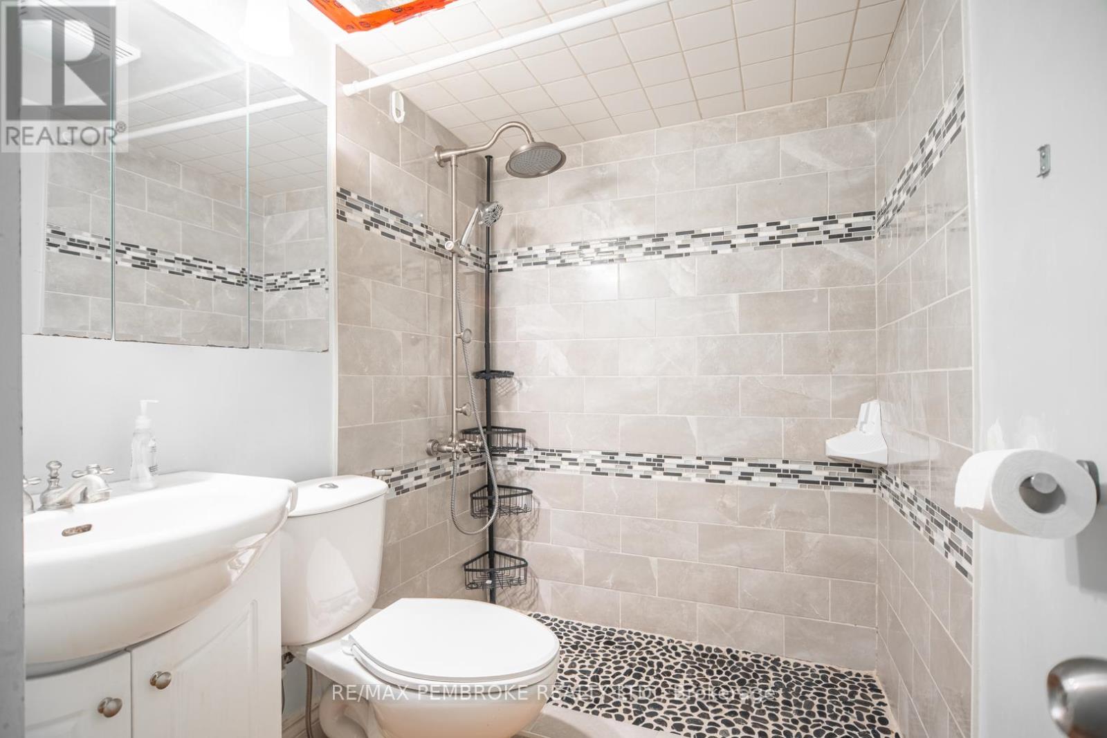 35 Mohns Avenue, Petawawa, Ontario  K8H 2G7 - Photo 29 - X12948184