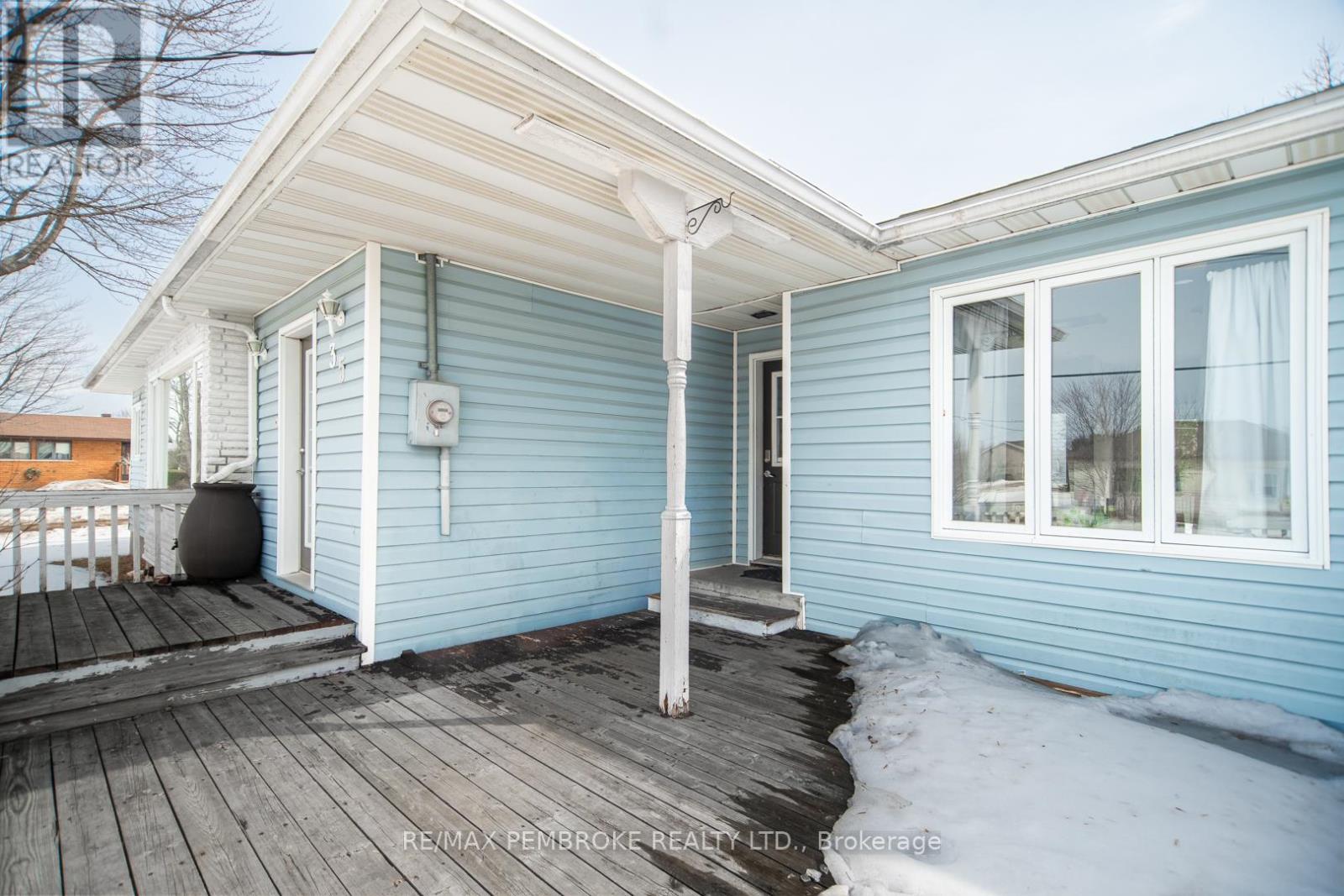 35 Mohns Avenue, Petawawa, Ontario  K8H 2G7 - Photo 3 - X12948184