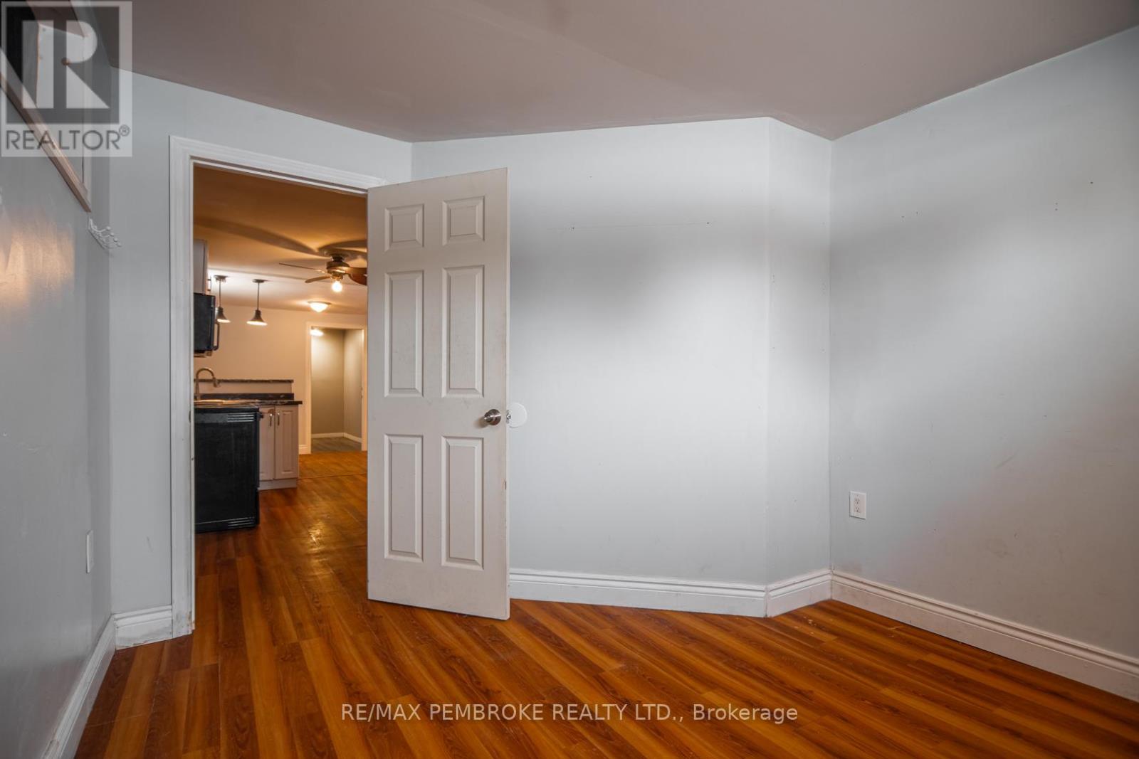 35 Mohns Avenue, Petawawa, Ontario  K8H 2G7 - Photo 32 - X12948184