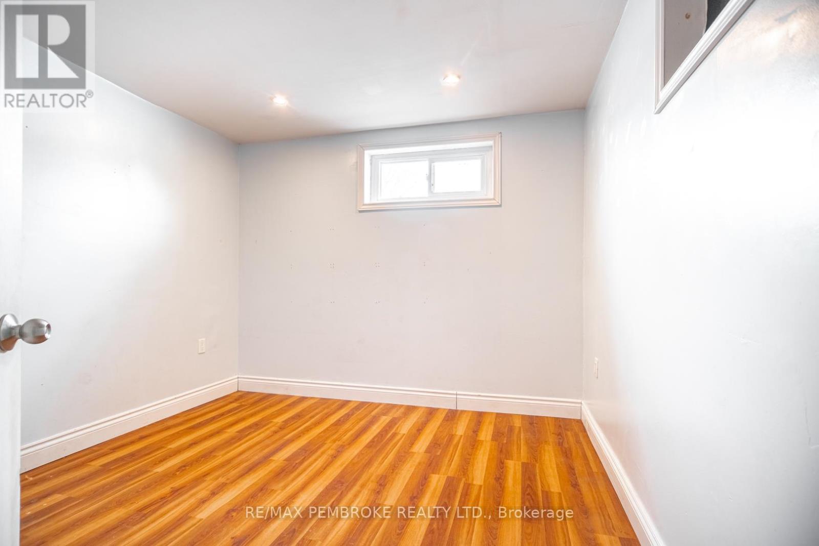 35 Mohns Avenue, Petawawa, Ontario  K8H 2G7 - Photo 33 - X12948184