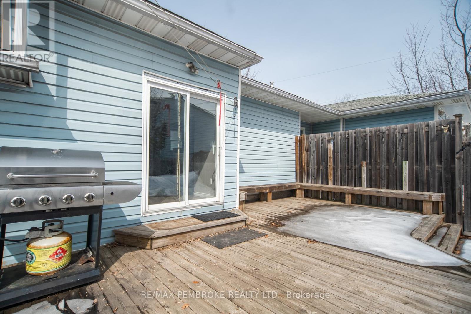 35 Mohns Avenue, Petawawa, Ontario  K8H 2G7 - Photo 37 - X12948184