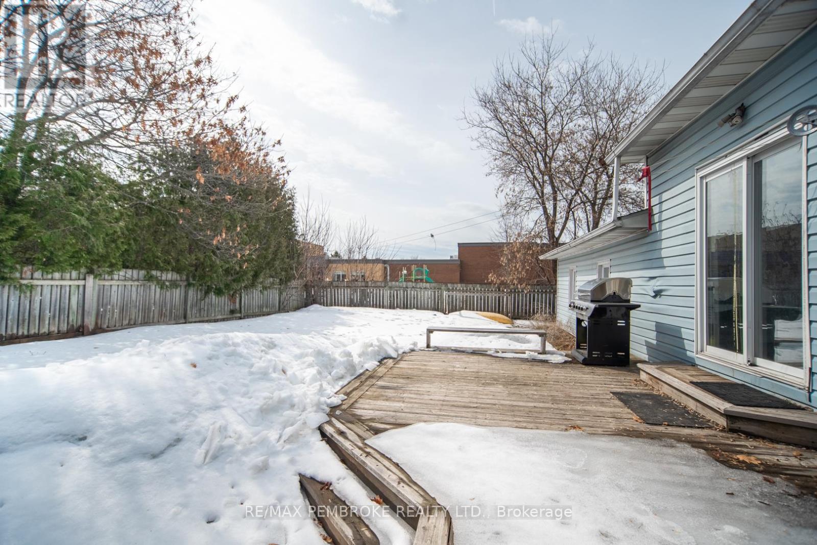 35 Mohns Avenue, Petawawa, Ontario  K8H 2G7 - Photo 38 - X12948184