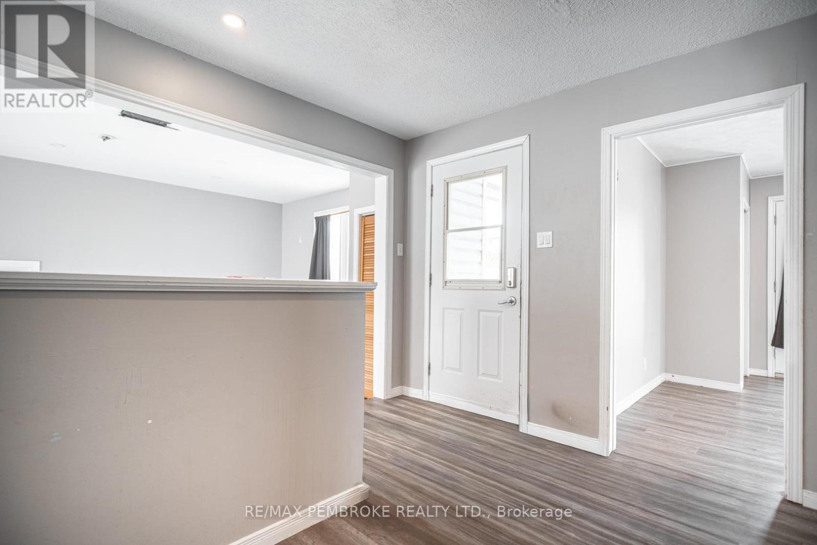 35 Mohns Avenue, Petawawa, Ontario  K8H 2G7 - Photo 4 - X12948184