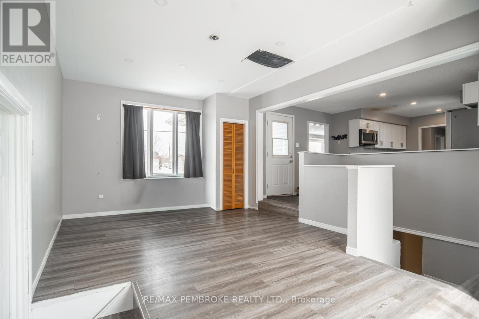 35 Mohns Avenue, Petawawa, Ontario  K8H 2G7 - Photo 5 - X12948184