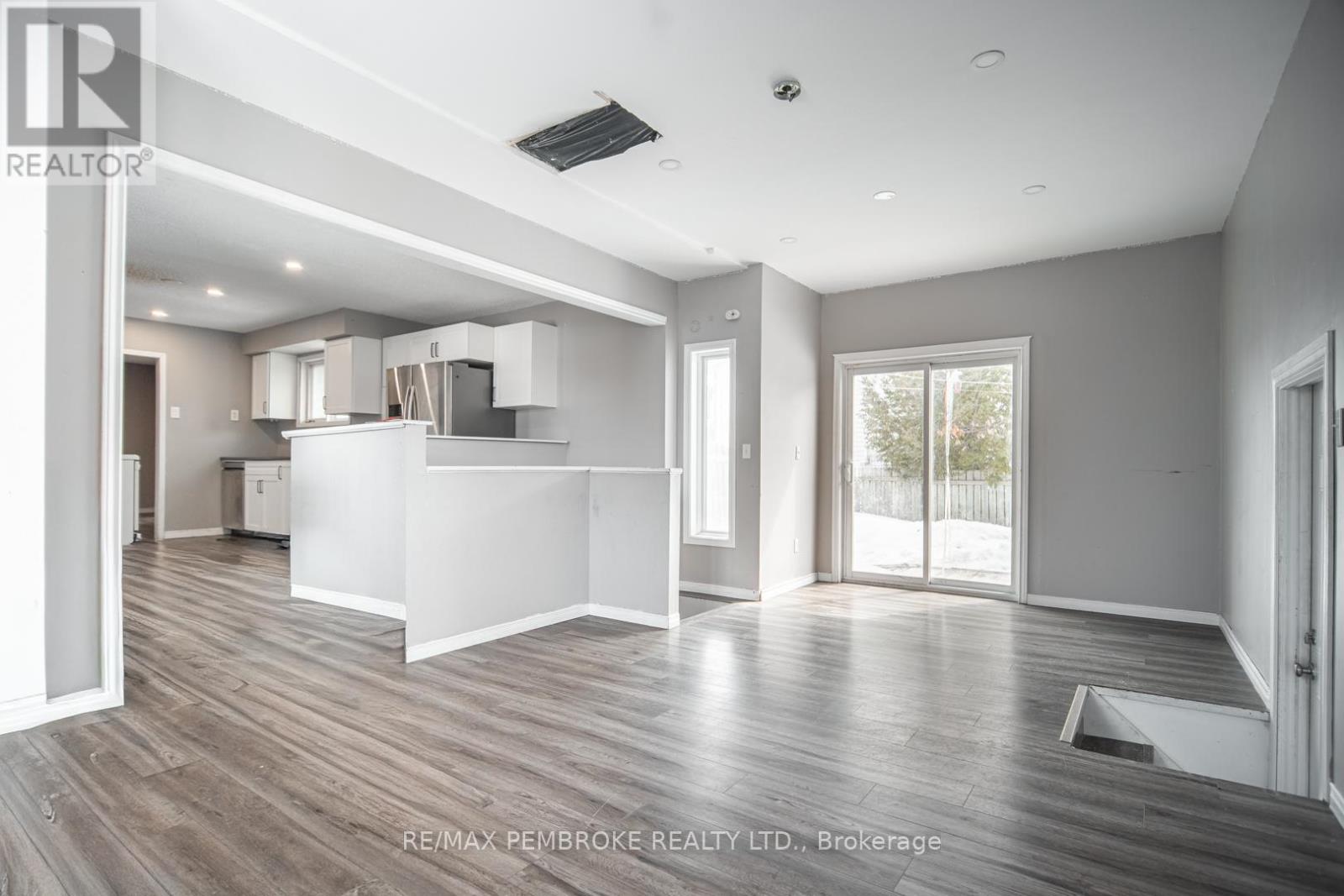 35 Mohns Avenue, Petawawa, Ontario  K8H 2G7 - Photo 6 - X12948184