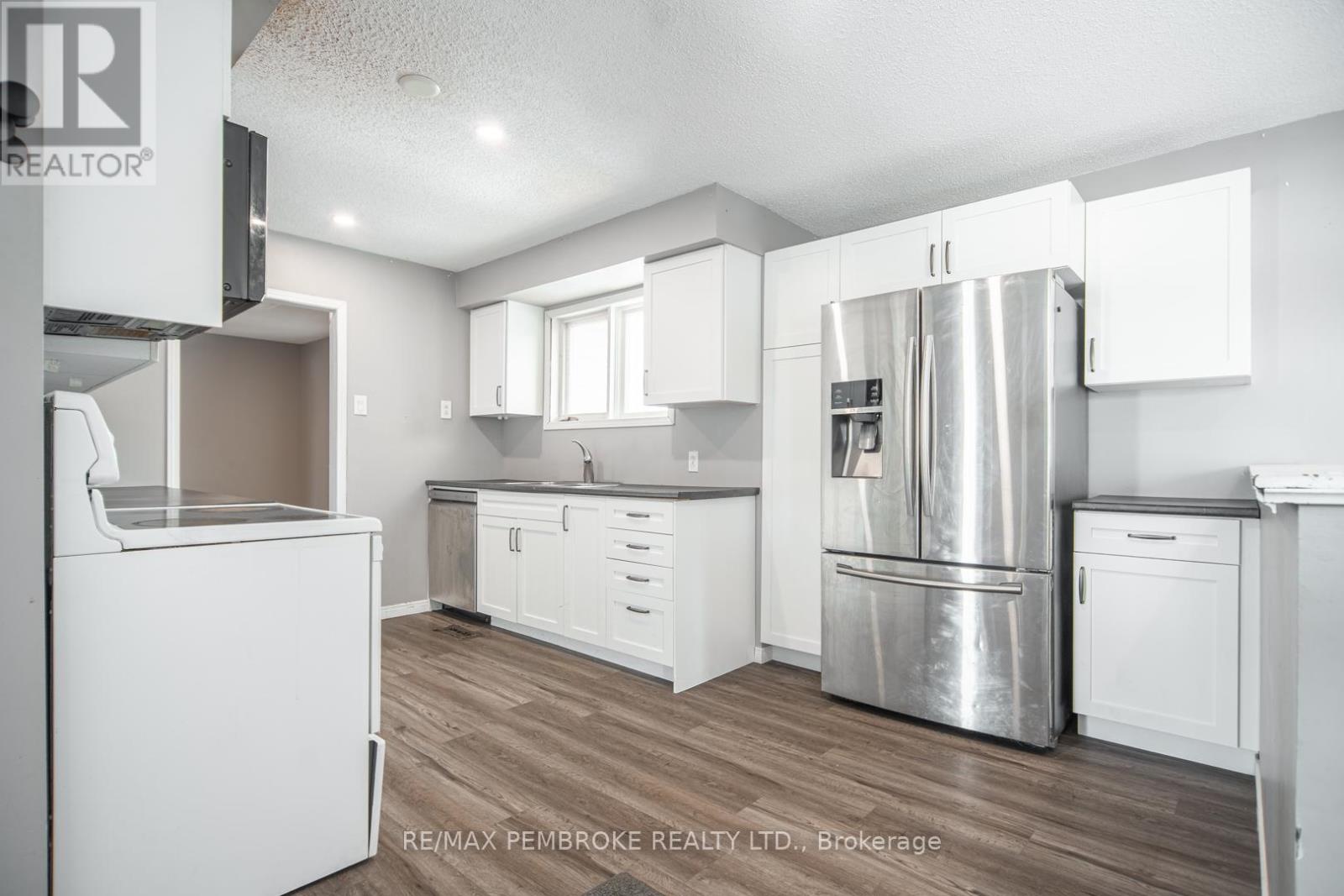 35 Mohns Avenue, Petawawa, Ontario  K8H 2G7 - Photo 7 - X12948184