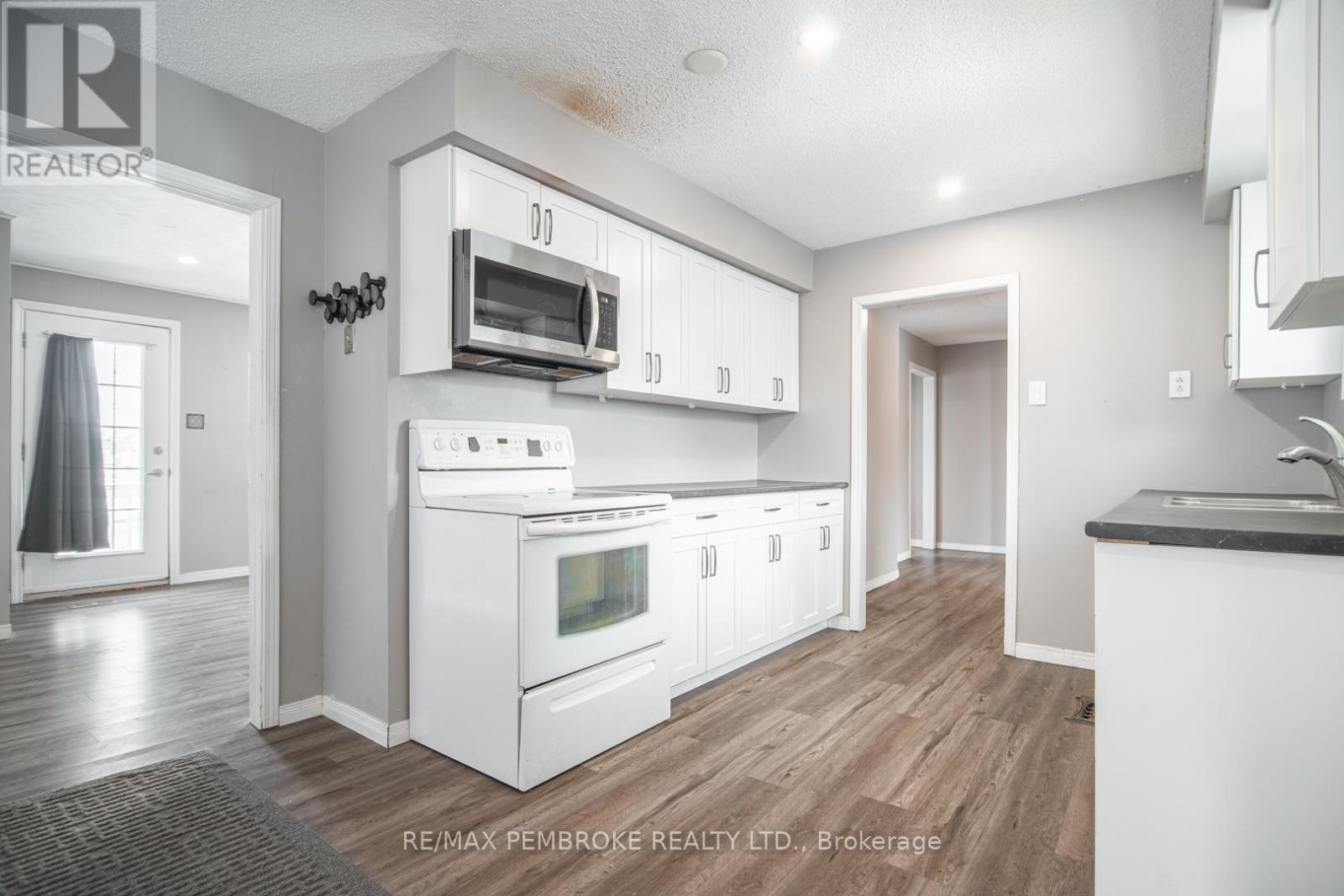 35 Mohns Avenue, Petawawa, Ontario  K8H 2G7 - Photo 8 - X12948184