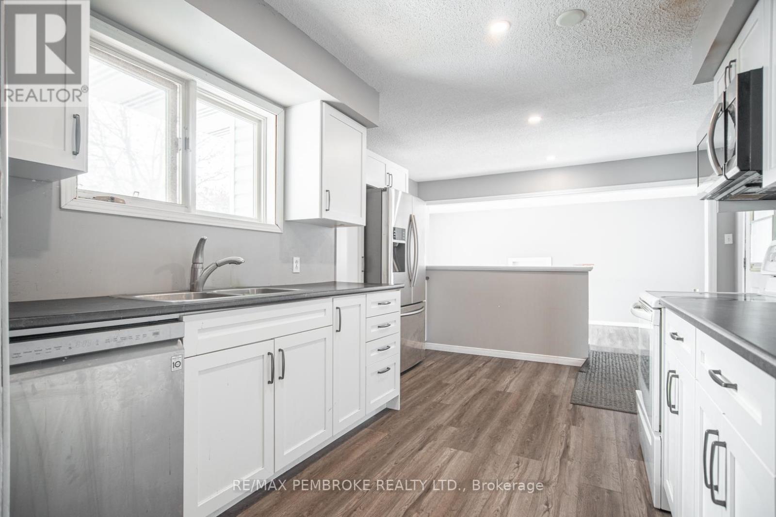 35 Mohns Avenue, Petawawa, Ontario  K8H 2G7 - Photo 9 - X12948184