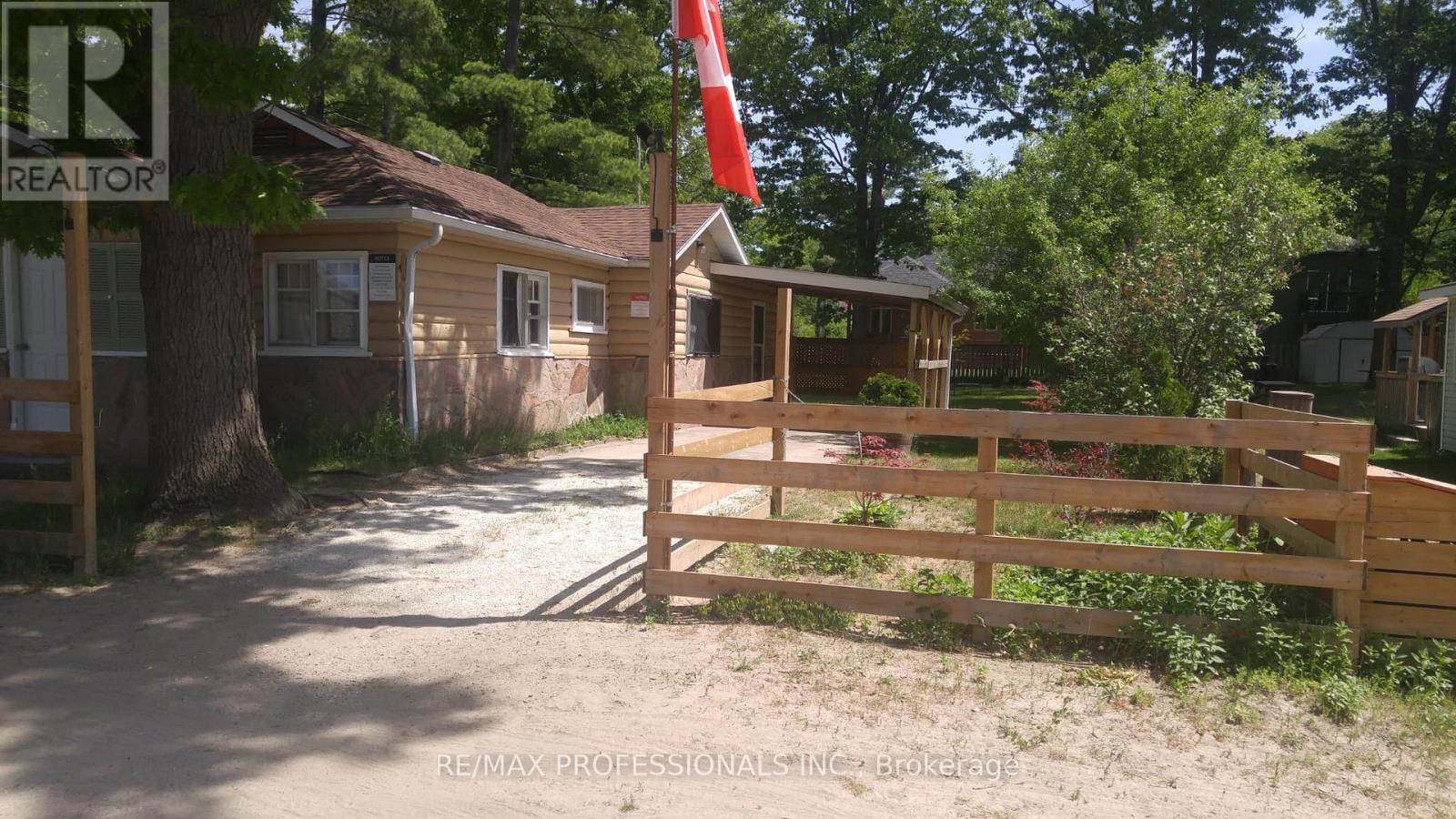 39 Beck Street, Wasaga Beach, Ontario  L9Z 2K9 - Photo 3 - S12948158