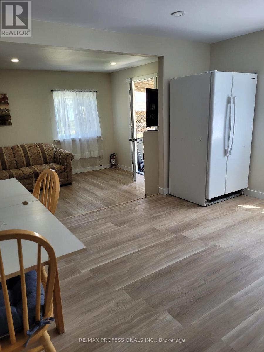 39 Beck Street, Wasaga Beach, Ontario  L9Z 2K9 - Photo 5 - S12948158