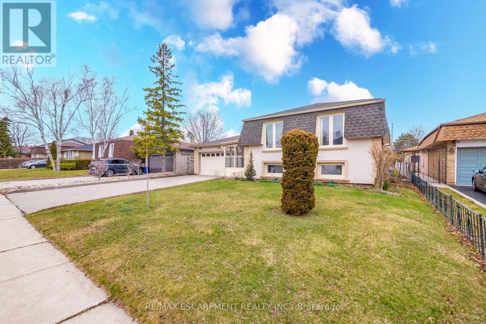 305 Pinegrove Road, Oakville, Ontario  L6K 3P8 - Photo 6 - W12823378