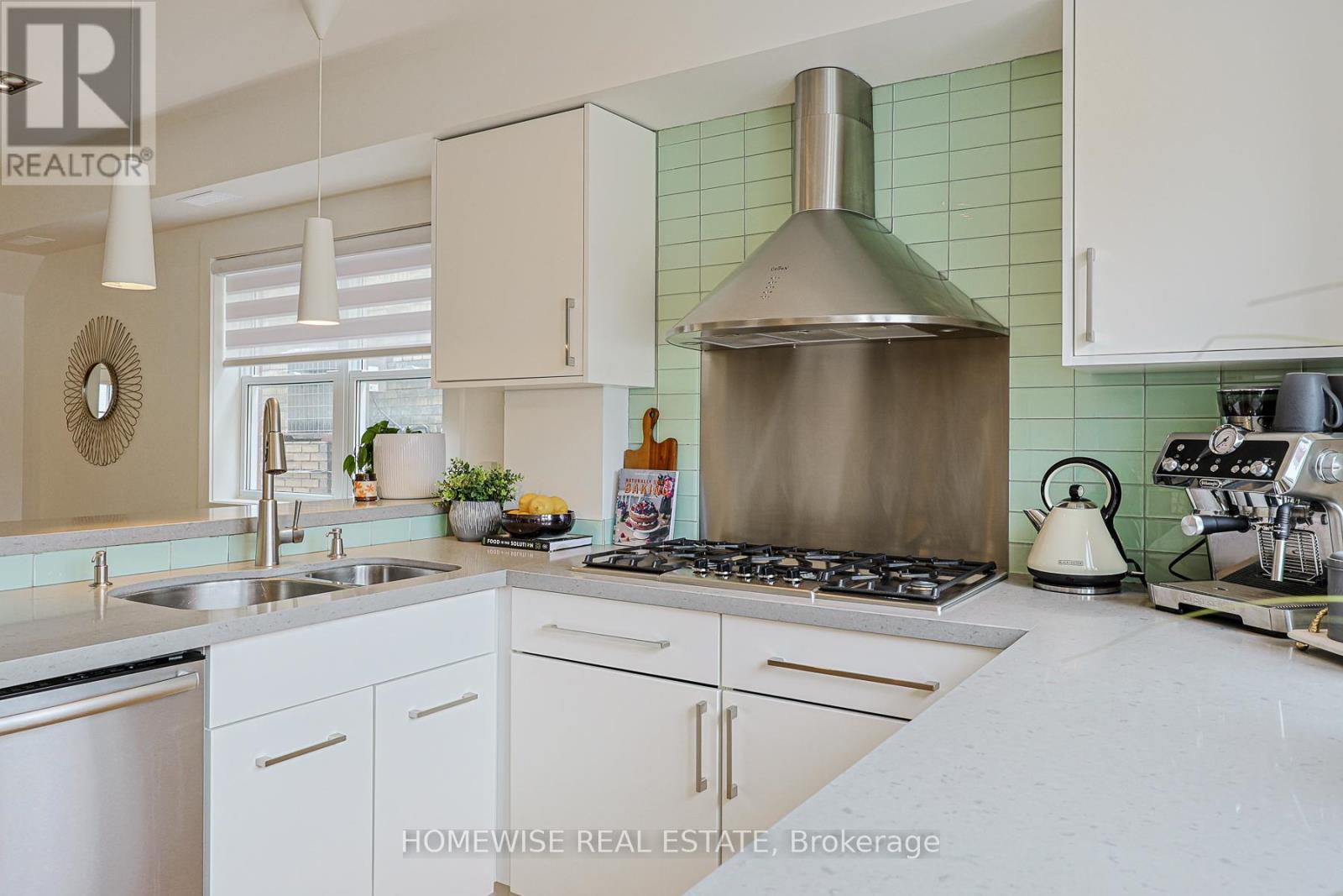 12 Leeds Street, Toronto, Ontario  M6G 1N7 - Photo 11 - W12948118