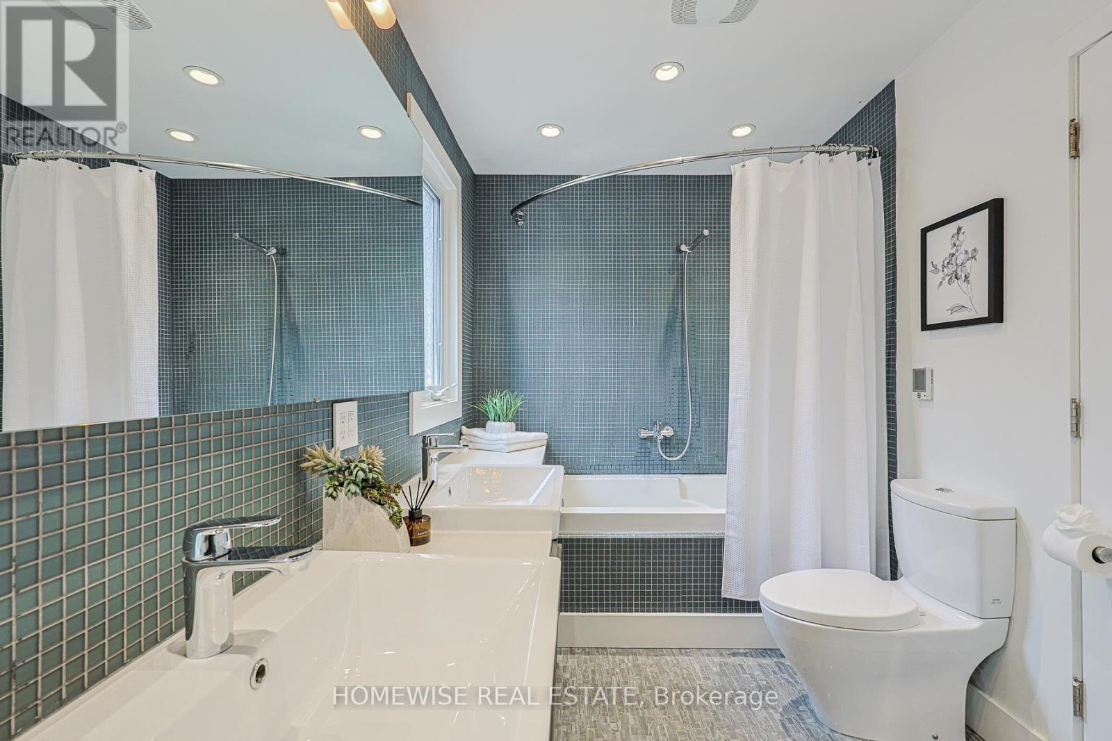 12 Leeds Street, Toronto, Ontario  M6G 1N7 - Photo 16 - W12948118