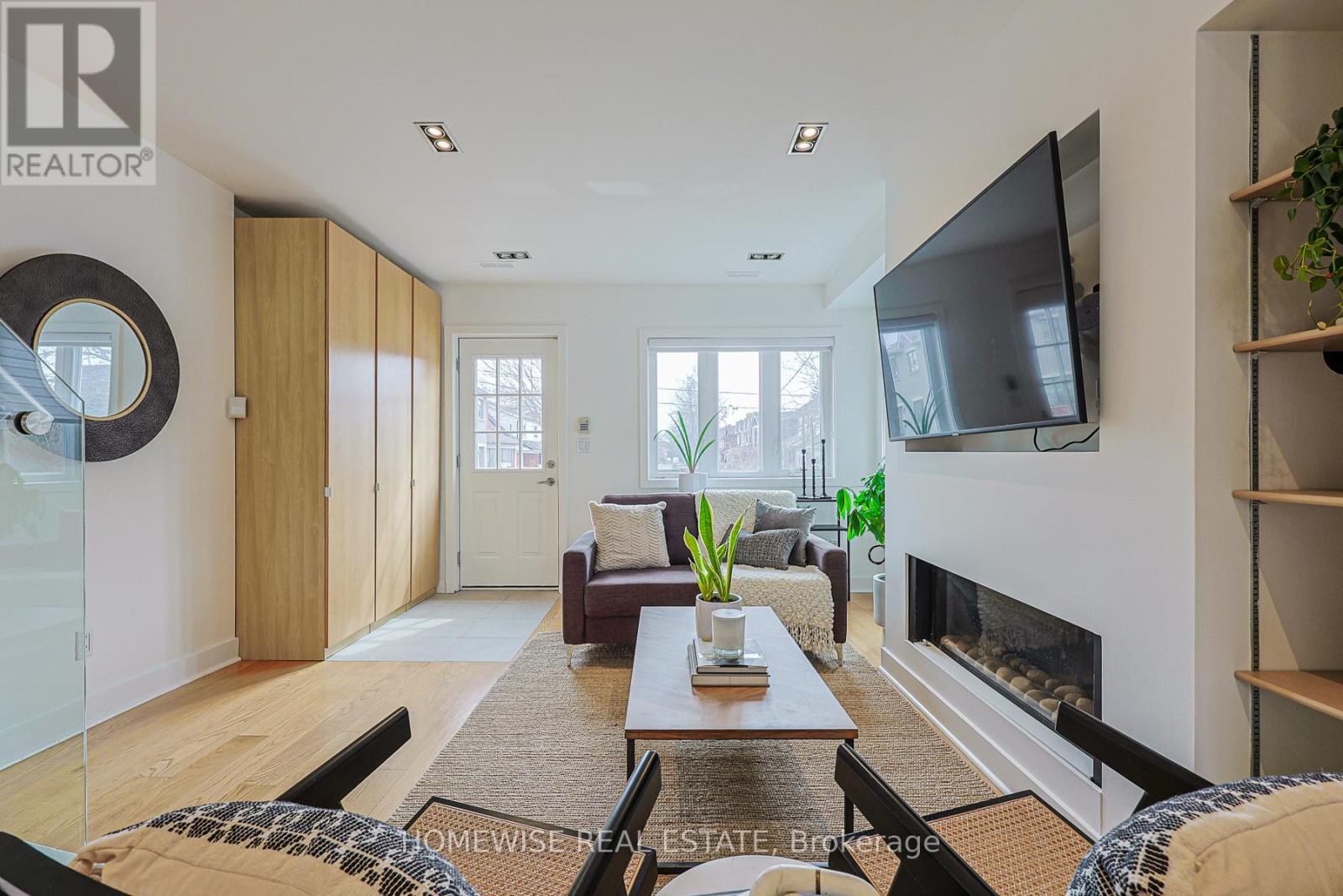 12 Leeds Street, Toronto, Ontario  M6G 1N7 - Photo 5 - W12948118