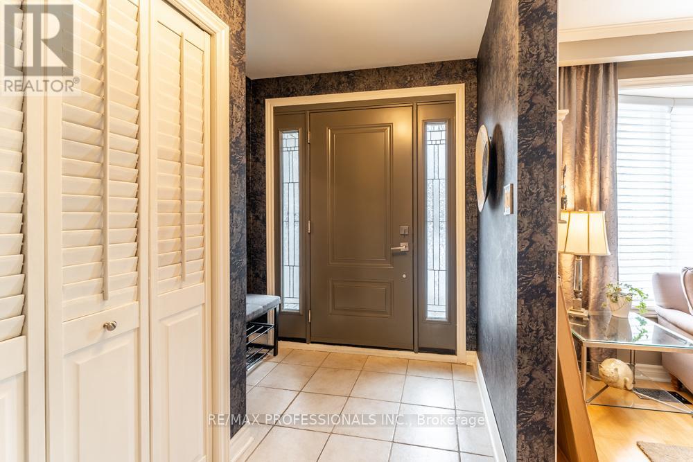 1427 Kenmuir Avenue, Mississauga, Ontario  L5G 4B3 - Photo 3 - W12948140