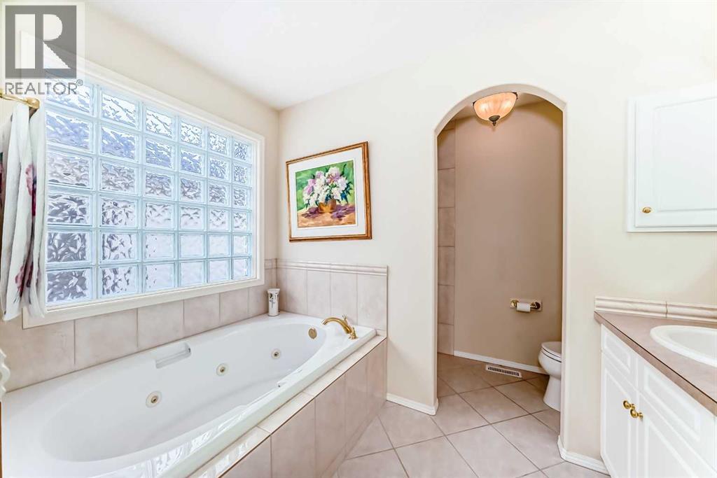 68 Strathlea Close Sw, Calgary, Alberta  T3H 5B1 - Photo 21 - A2278599