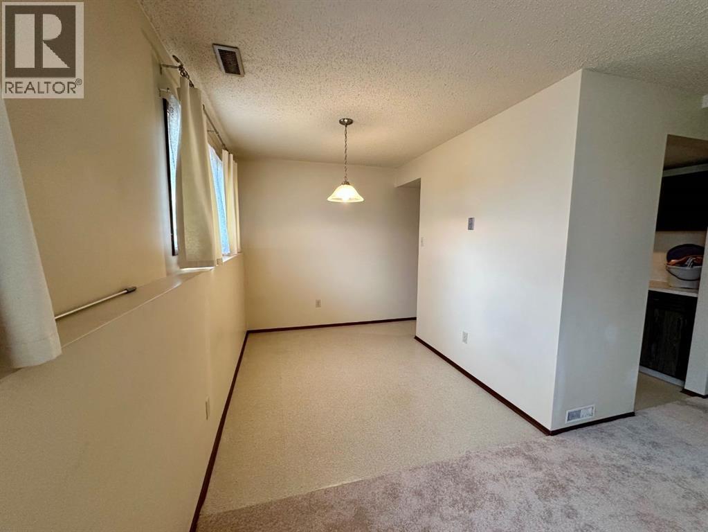 447 Huntsville Crescent NW, Calgary, Alberta  T3K 4W3 - Photo 22 - A2293800