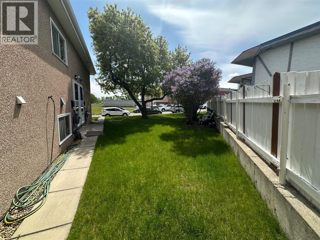 447 Huntsville Crescent NW, Calgary, Alberta  T3K 4W3 - Photo 6 - A2293800