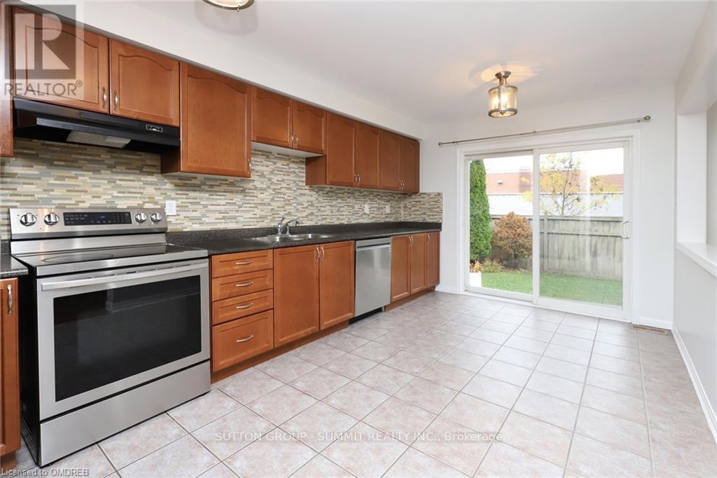 4034 Donnic Drive, Burlington, Ontario  L7M 0A7 - Photo 10 - W12948204