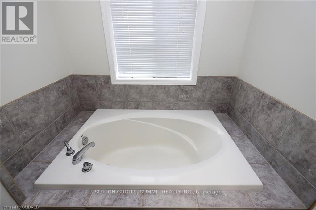 4034 Donnic Drive, Burlington, Ontario  L7M 0A7 - Photo 26 - W12948204