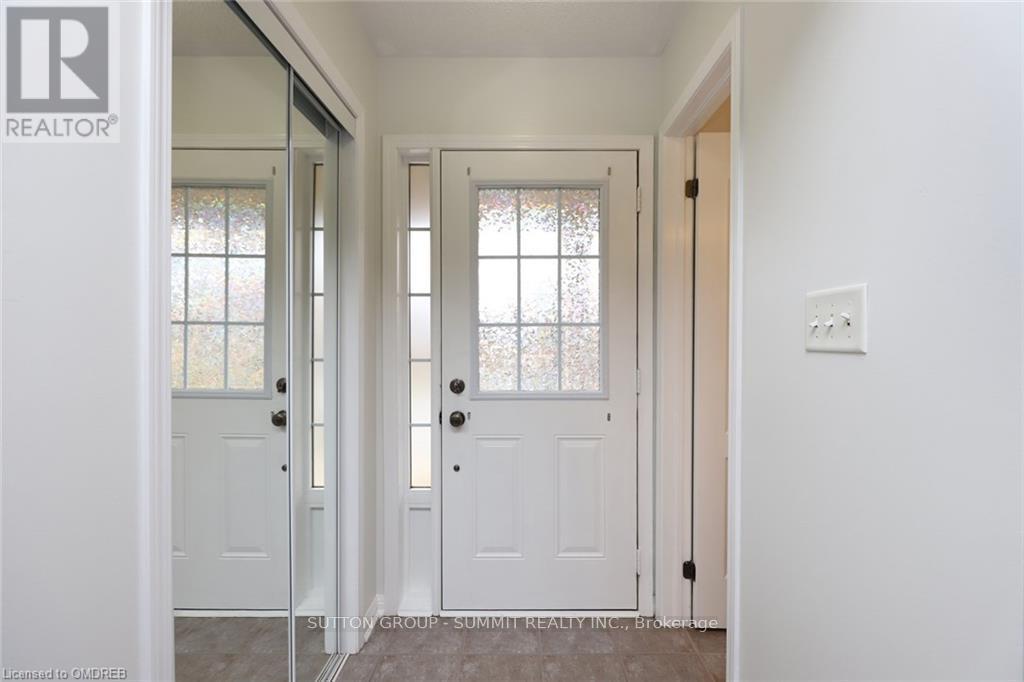 4034 Donnic Drive, Burlington, Ontario  L7M 0A7 - Photo 3 - W12948204