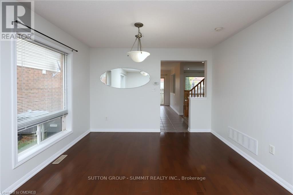 4034 Donnic Drive, Burlington, Ontario  L7M 0A7 - Photo 8 - W12948204