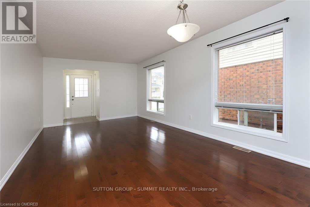 4034 Donnic Drive, Burlington, Ontario  L7M 0A7 - Photo 9 - W12948204