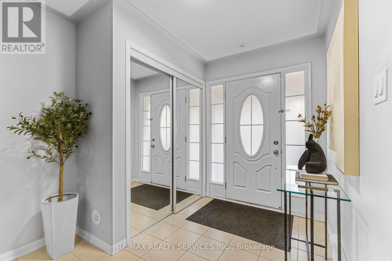 73 Dredge Court, Milton, Ontario  L9T 8R8 - Photo 2 - W12948214