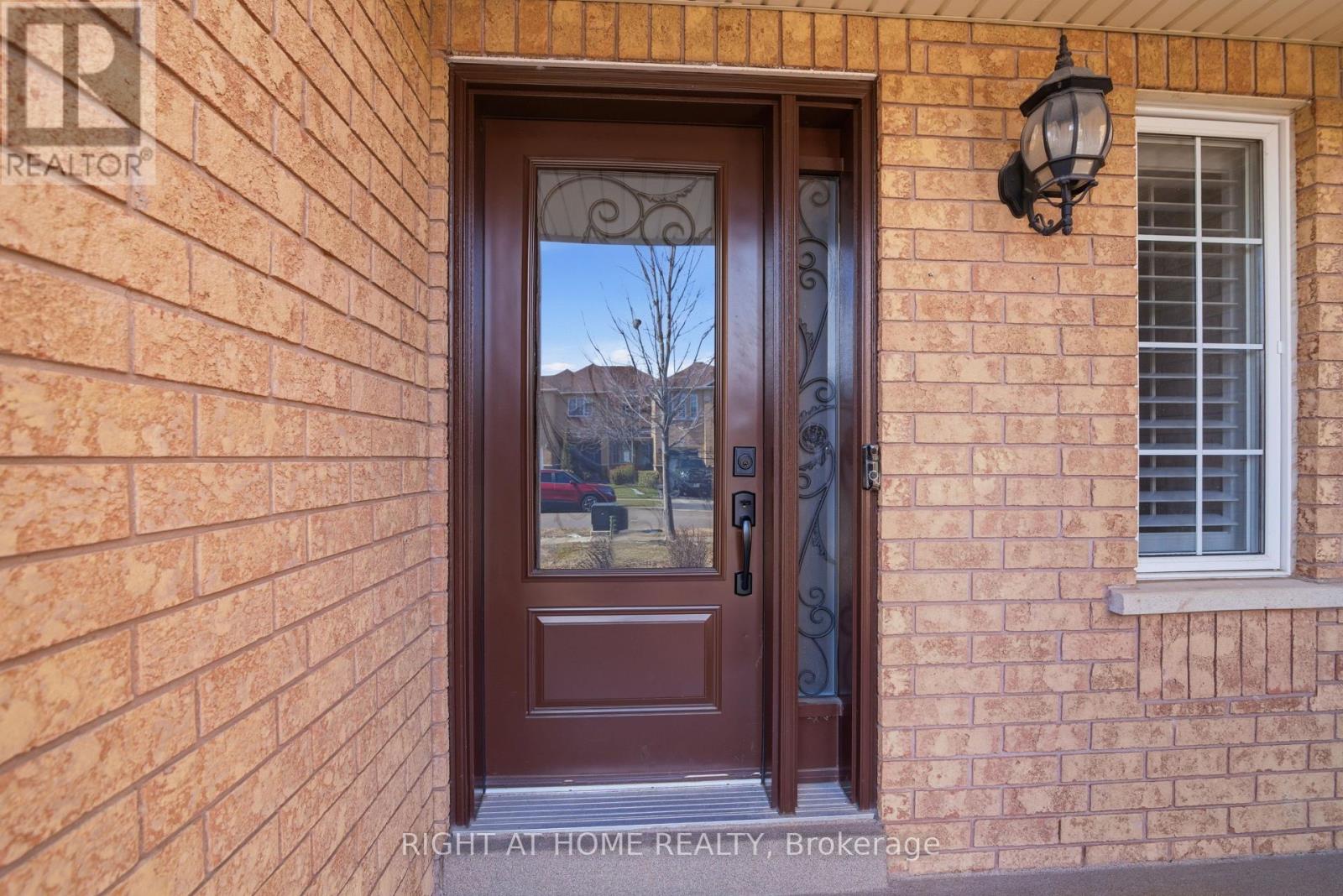 2346 Newcastle Crescent, Oakville, Ontario  L6M 4P6 - Photo 2 - W12948234