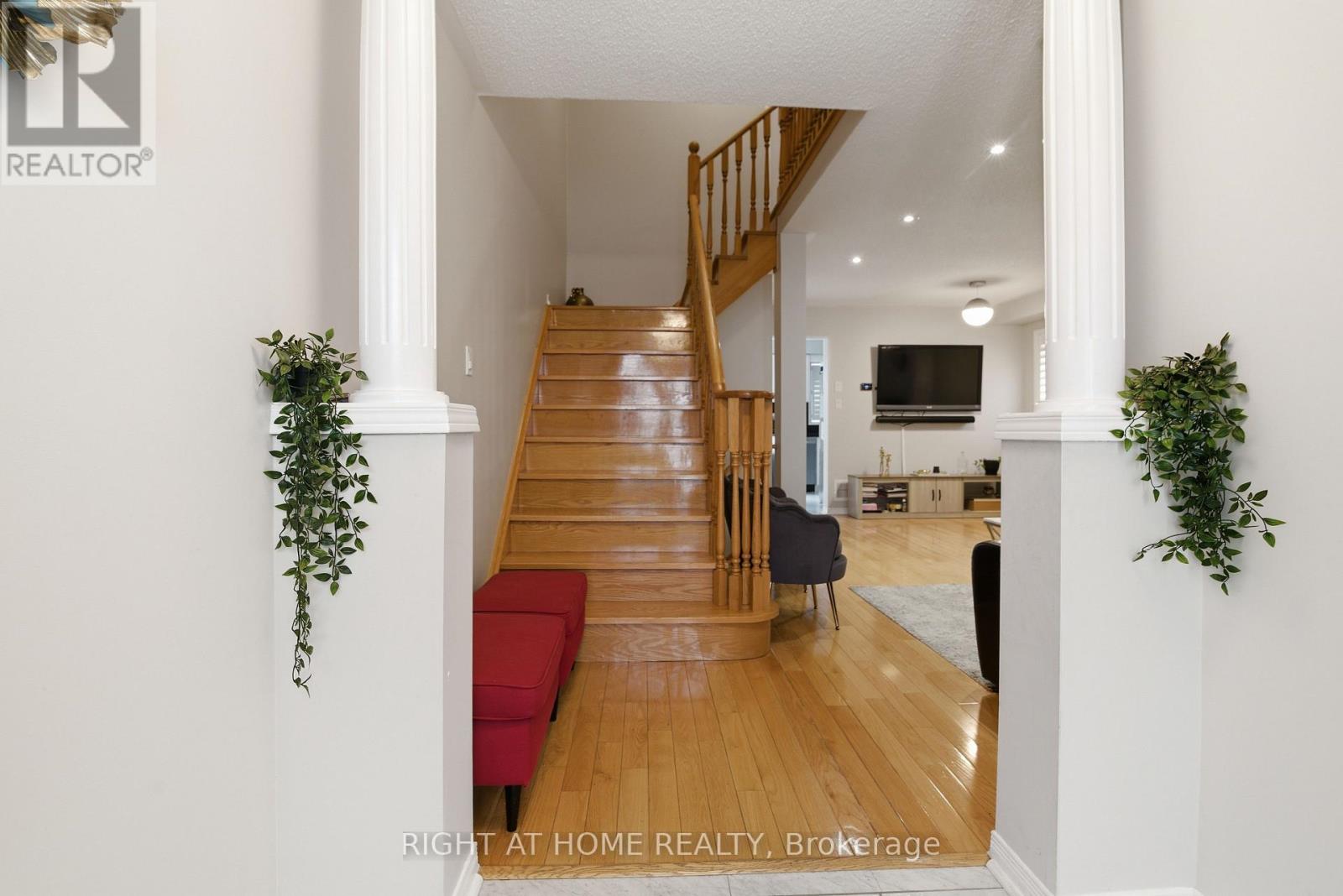 2346 Newcastle Crescent, Oakville, Ontario  L6M 4P6 - Photo 3 - W12948234