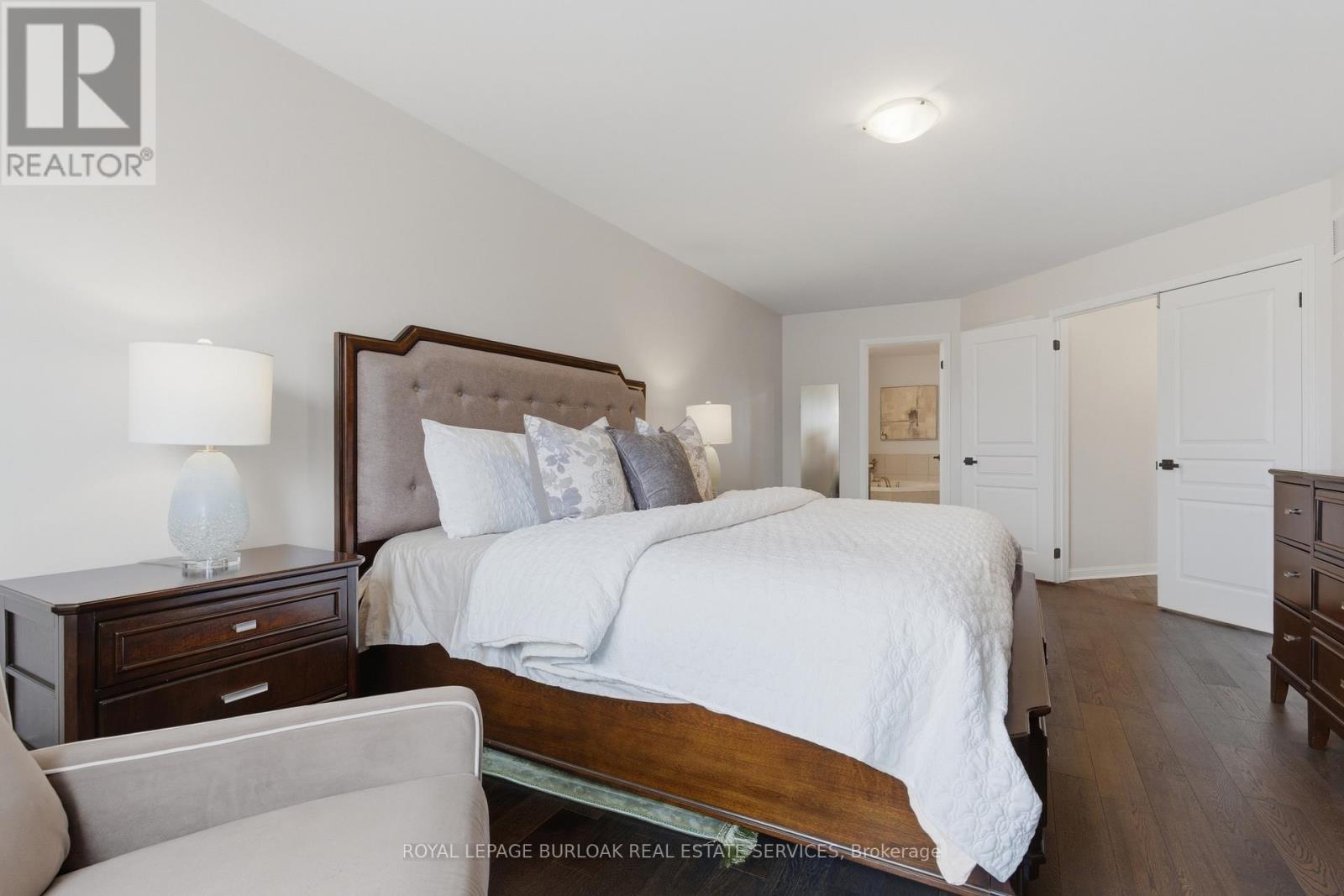 2267 Whistling Springs Crescent, Oakville, Ontario  L6M 5G5 - Photo 17 - W12948254