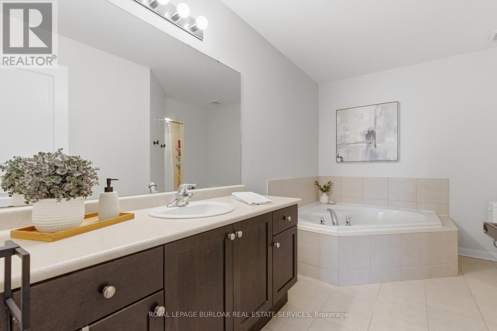 2267 Whistling Springs Crescent, Oakville, Ontario  L6M 5G5 - Photo 18 - W12948254