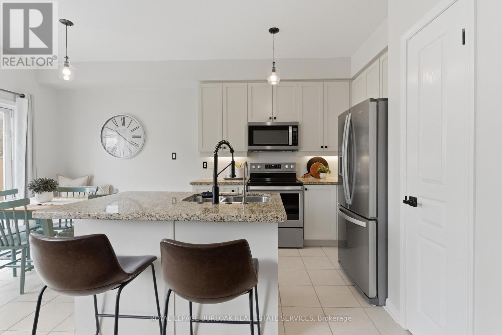 2267 Whistling Springs Crescent, Oakville, Ontario  L6M 5G5 - Photo 8 - W12948254