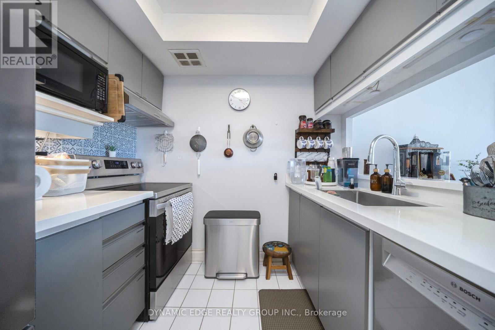 1607 - 250 Webb Drive, Mississauga, Ontario  L5B 3Z4 - Photo 21 - W12948258