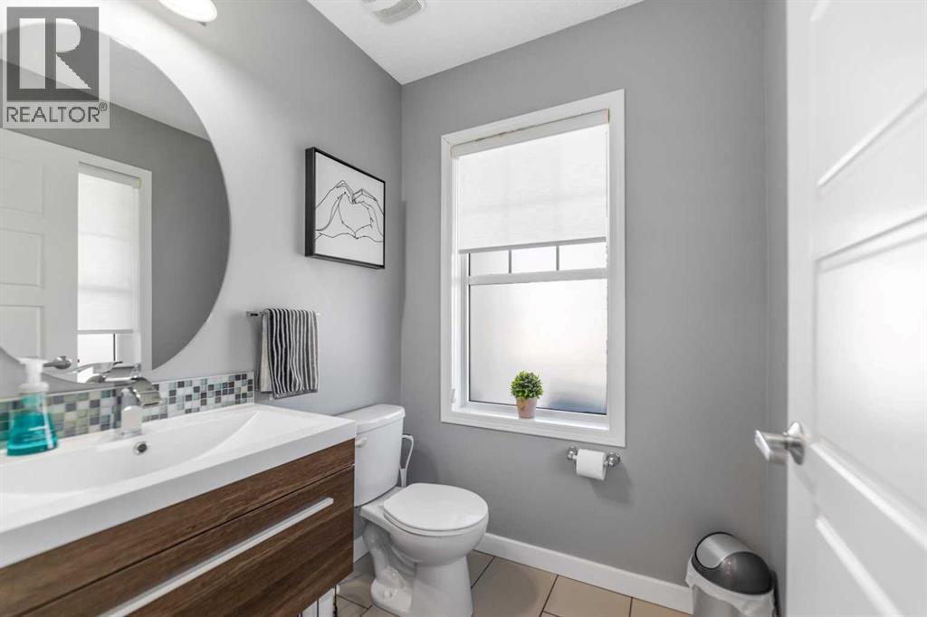 113 Osborne Rise SW, Airdrie, Alberta  T4B 4A1 - Photo 4 - A2291075