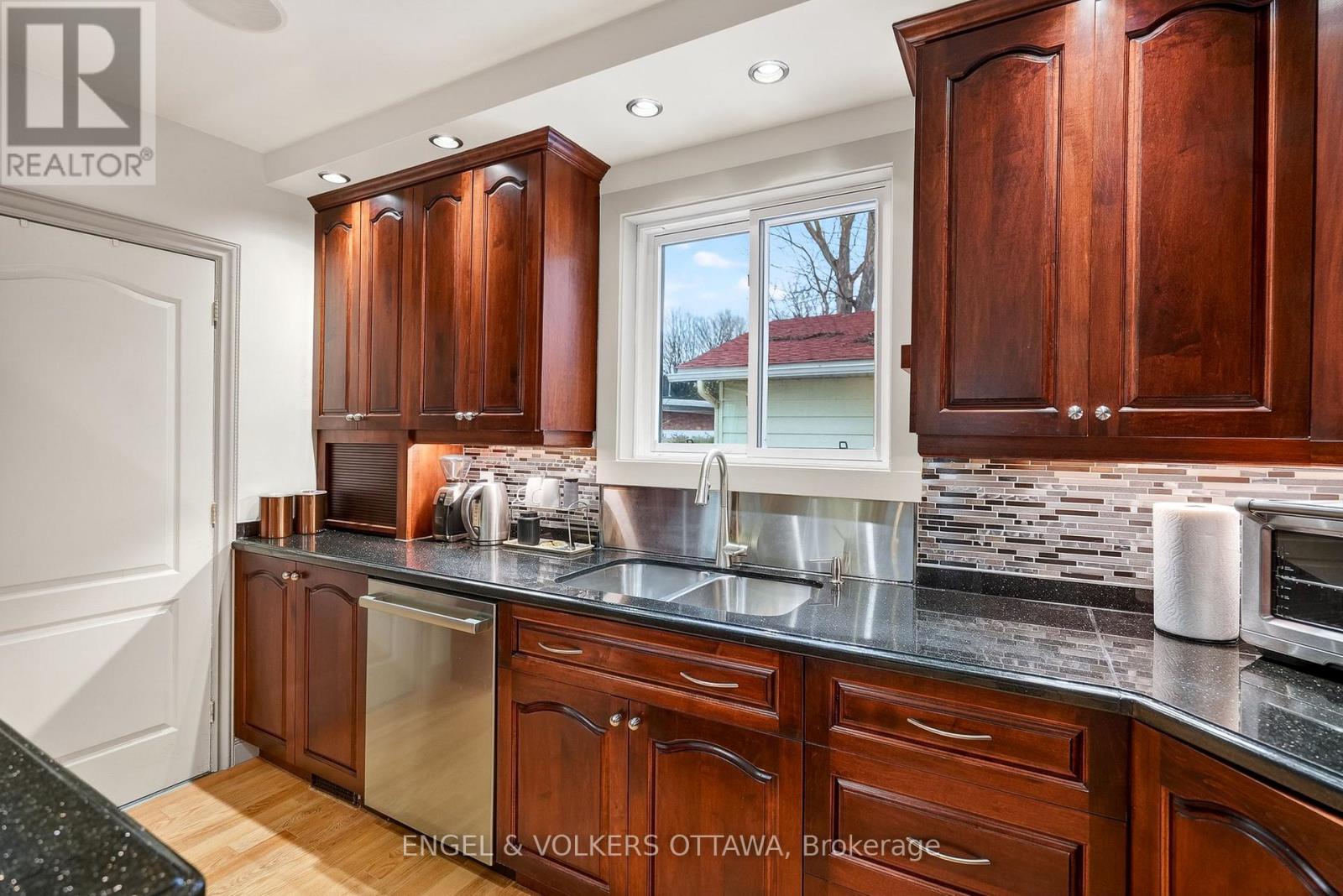 381 Montfort Street, Ottawa, Ontario  K1L 5M9 - Photo 11 - X12948338