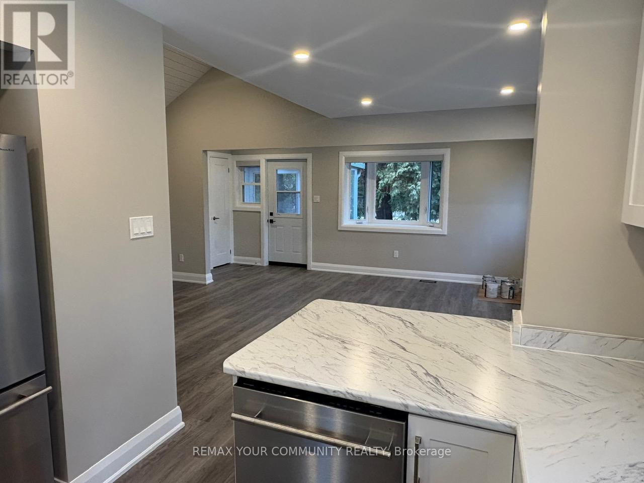 3958 Grove Place, Innisfil, Ontario  L9S 2S7 - Photo 3 - N12948350