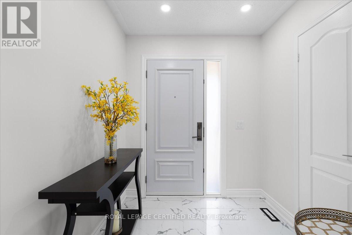 121 Genesee Drive, Oakville, Ontario  L6H 5Z3 - Photo 3 - W12948276