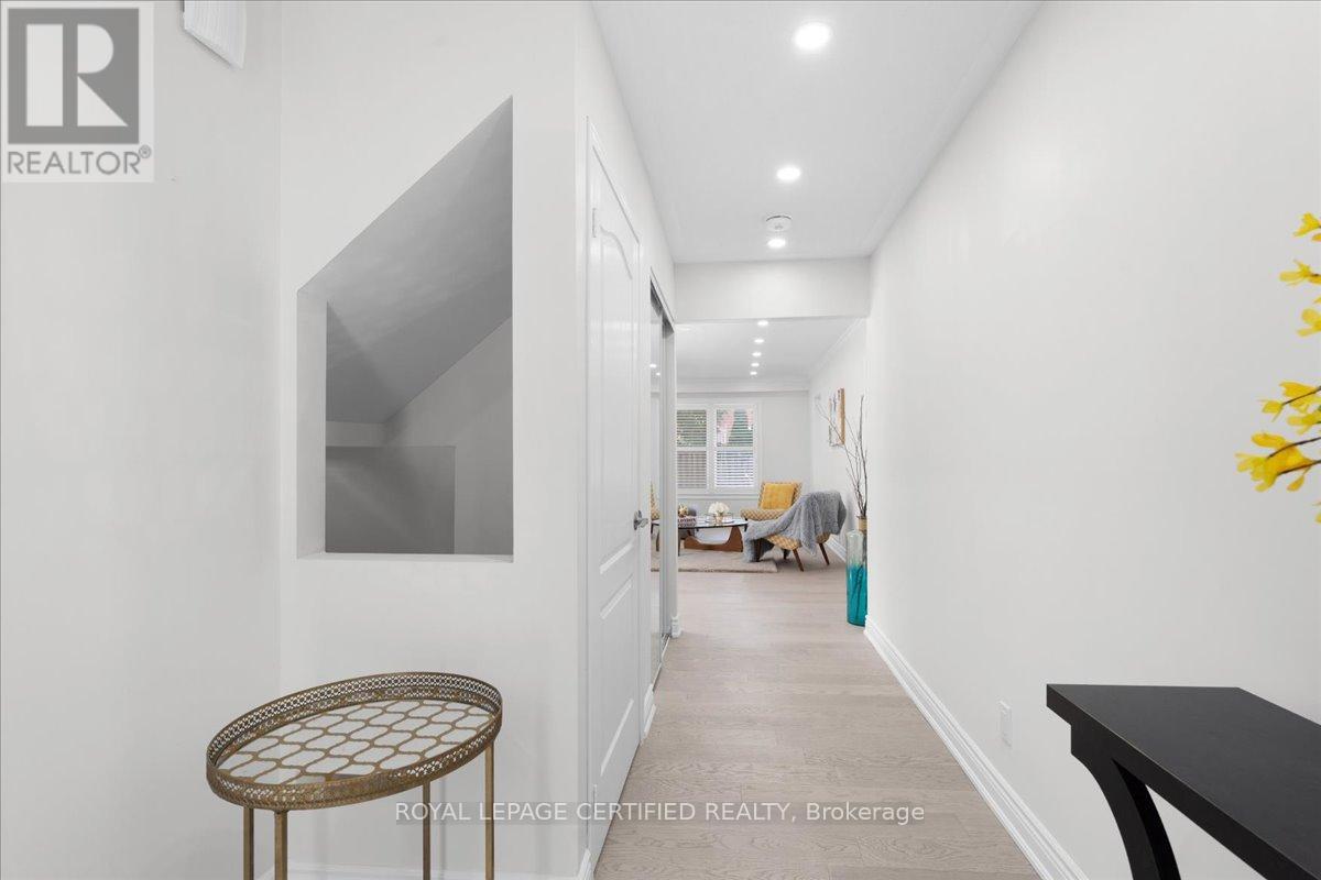 121 Genesee Drive, Oakville, Ontario  L6H 5Z3 - Photo 4 - W12948276