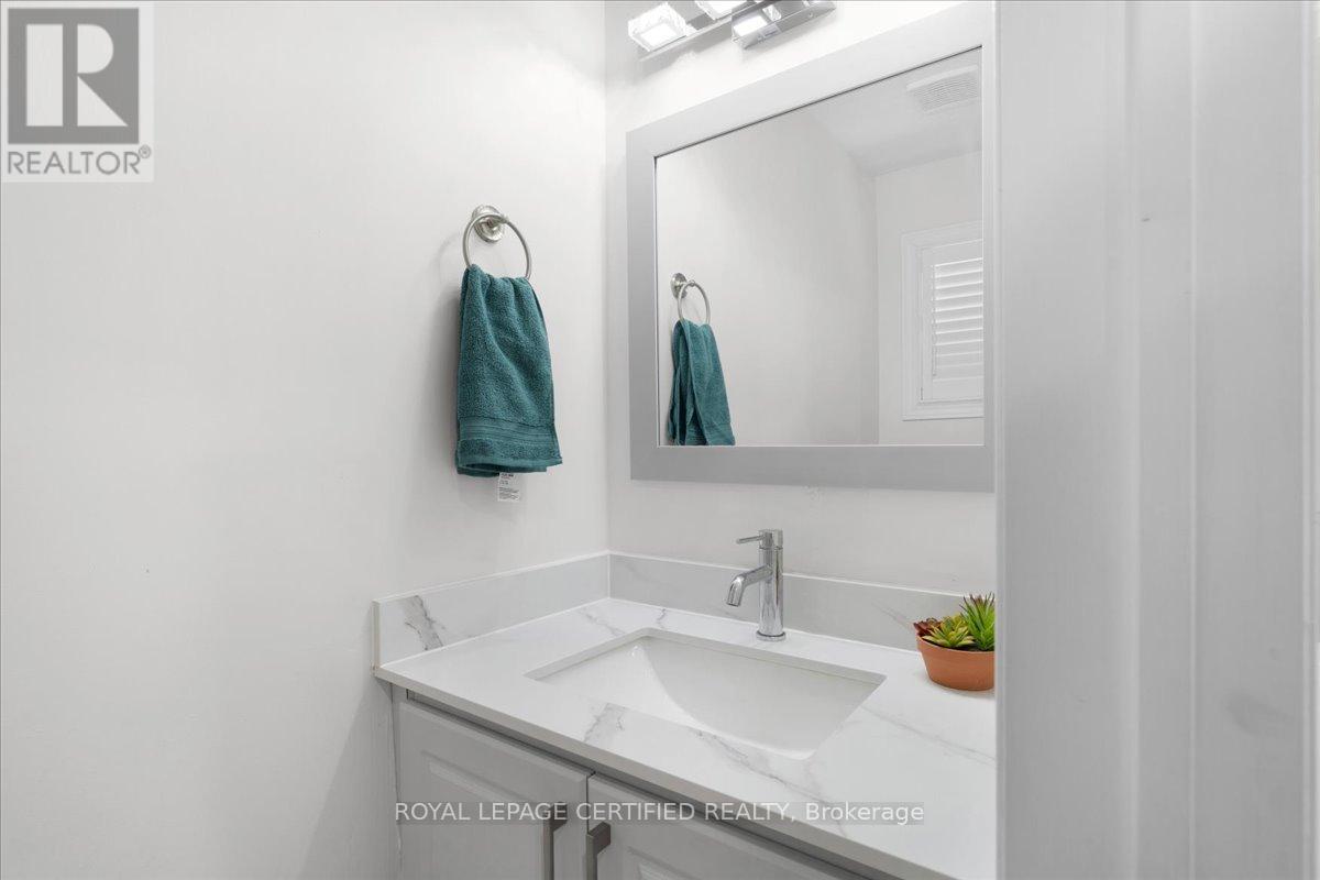 121 Genesee Drive, Oakville, Ontario  L6H 5Z3 - Photo 5 - W12948276