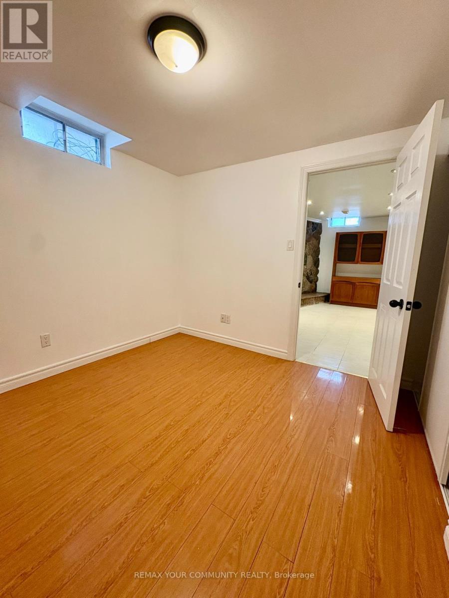 Bsmt - 255 Kristin Grove, Mississauga, Ontario  L5A 3E7 - Photo 5 - W12948280