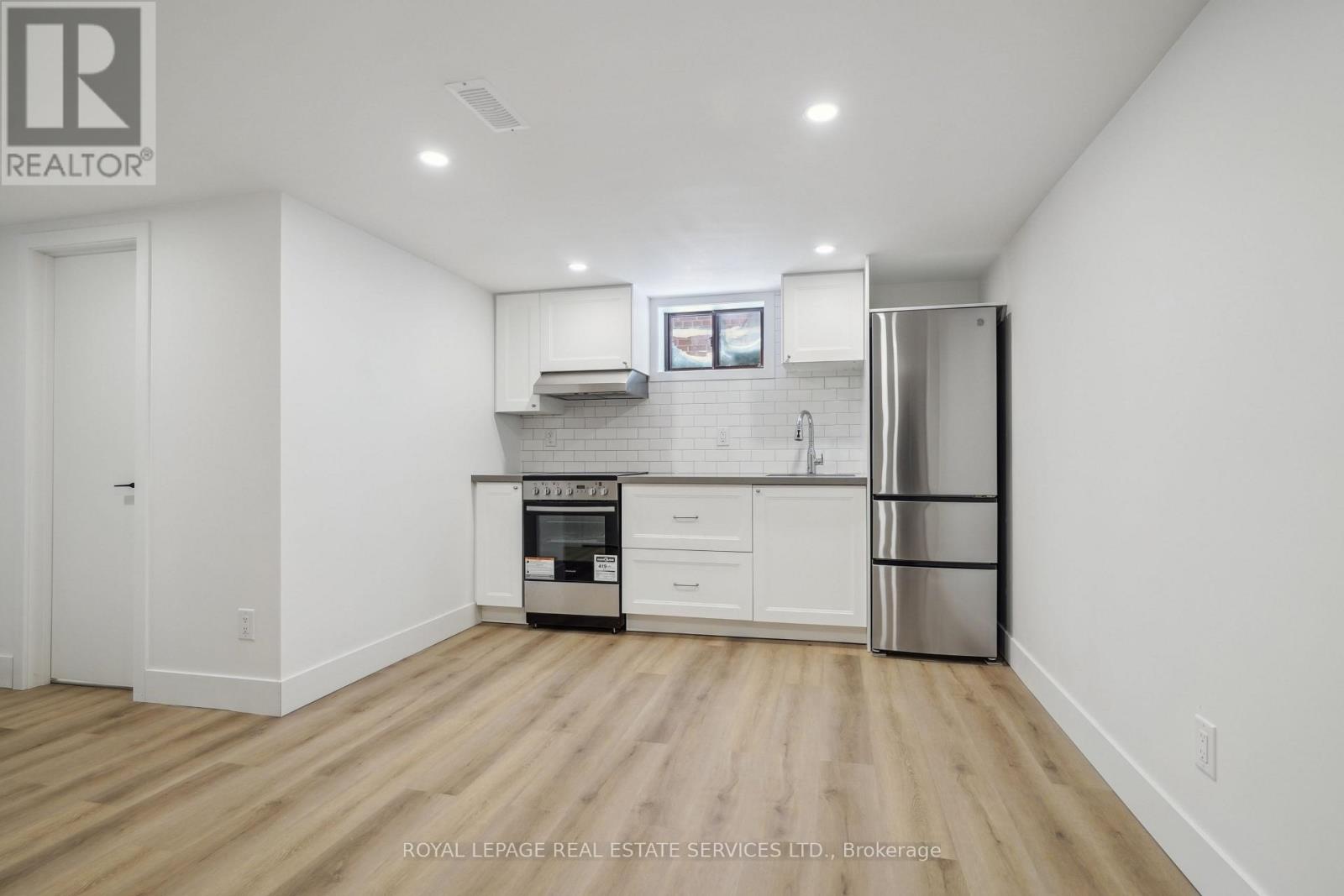 Suite B - 1 Yorkview Drive, Toronto, Ontario  M8Z 2E7 - Photo 4 - W12948316